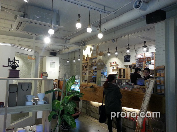 FUJIROYAL 富士皇家咖啡烘焙机 无烟无味 后燃机 安装案例 - 8Street Coffee Roasting House咖啡店。