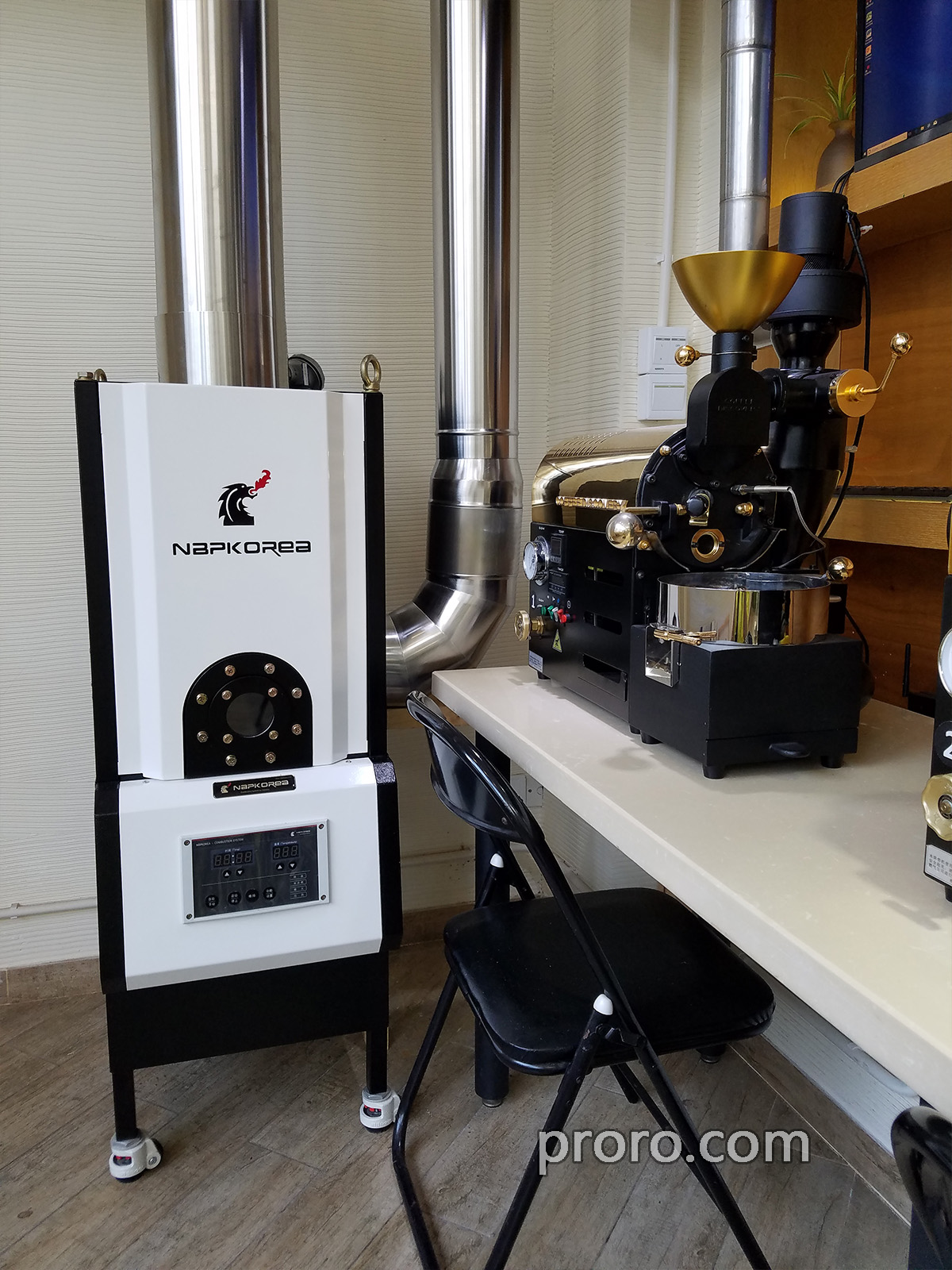FUJIROYAL 富士皇家咖啡烘焙机 后燃机 安装案例 - 大型咖啡培训中心照片。