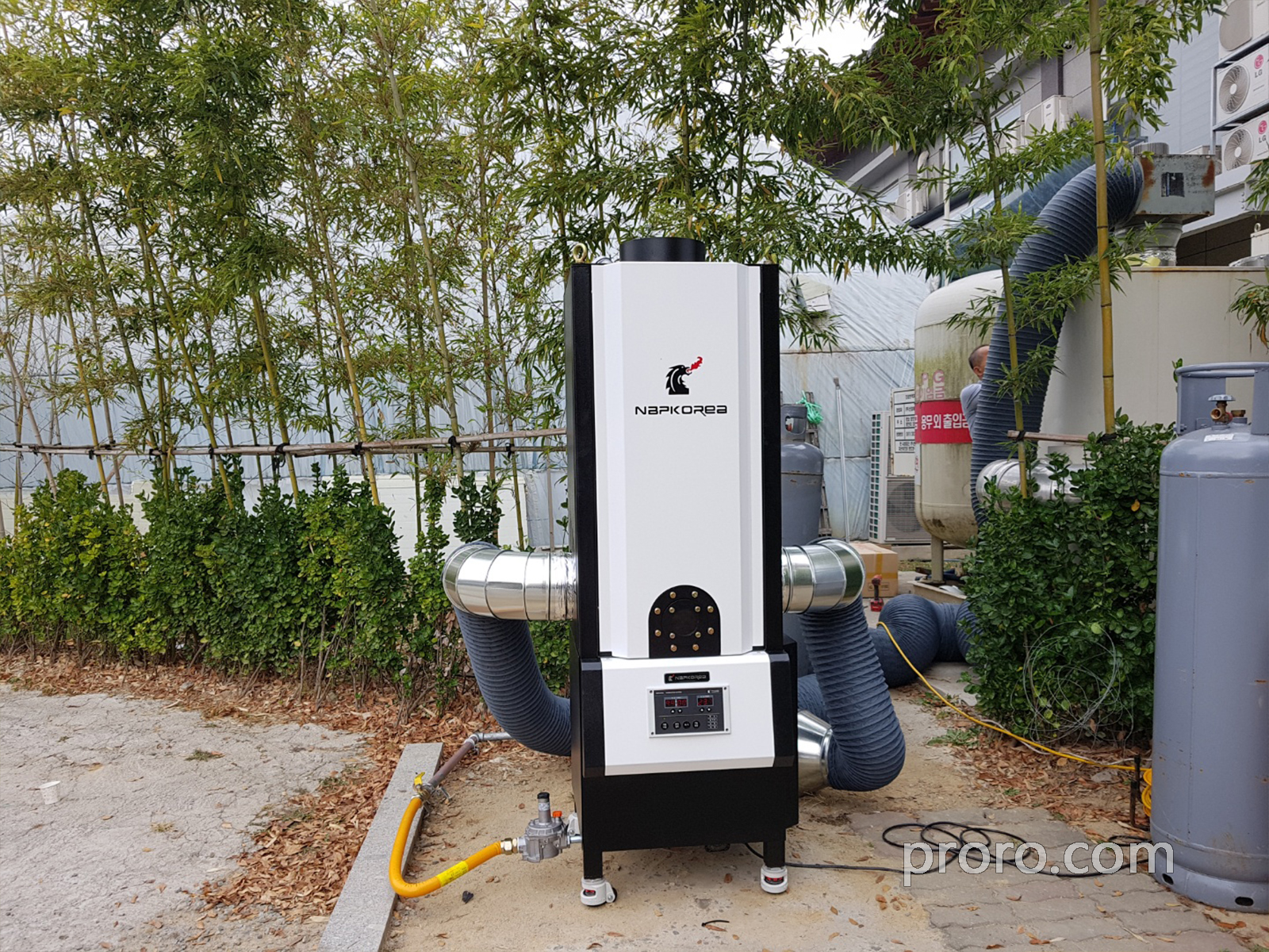 双桥炭火烤肉馆安装 NKIC-15K(15公斤)餐饮油烟净化器 安装案例。